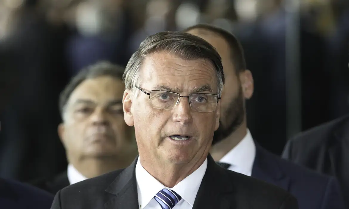 Citando possível fuga, Moraes nega devolver passaporte de Bolsonaro