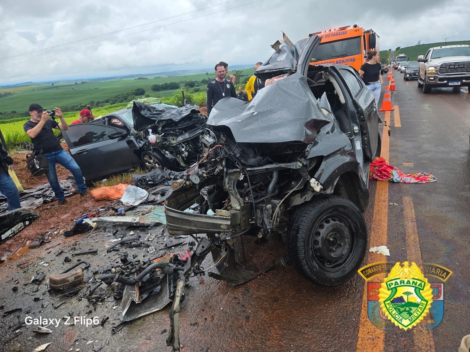 Matéria atualizada: cinco pessoas morreram e duas ficaram feridas em acidente na PR-445