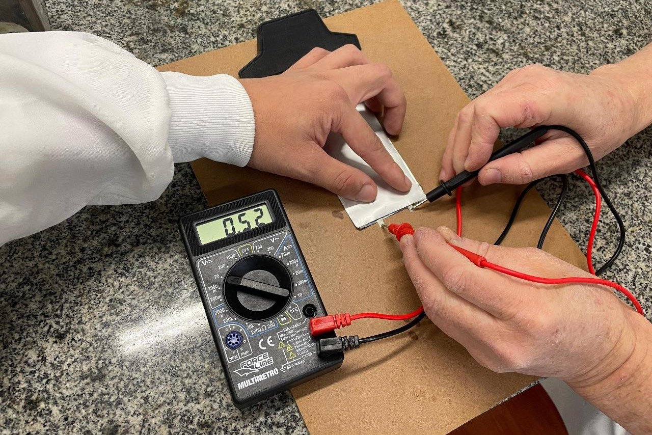 Bateria - Medição da tensão inicial.
Foto: Divulgação Fundação Araucária