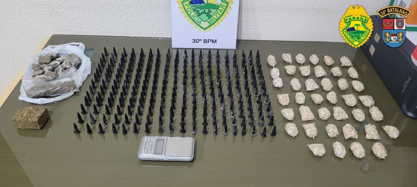Apreensão de Drogas em Sertanópolis: Suspeito Foge, mas Deixa Entorpecentes para Trás