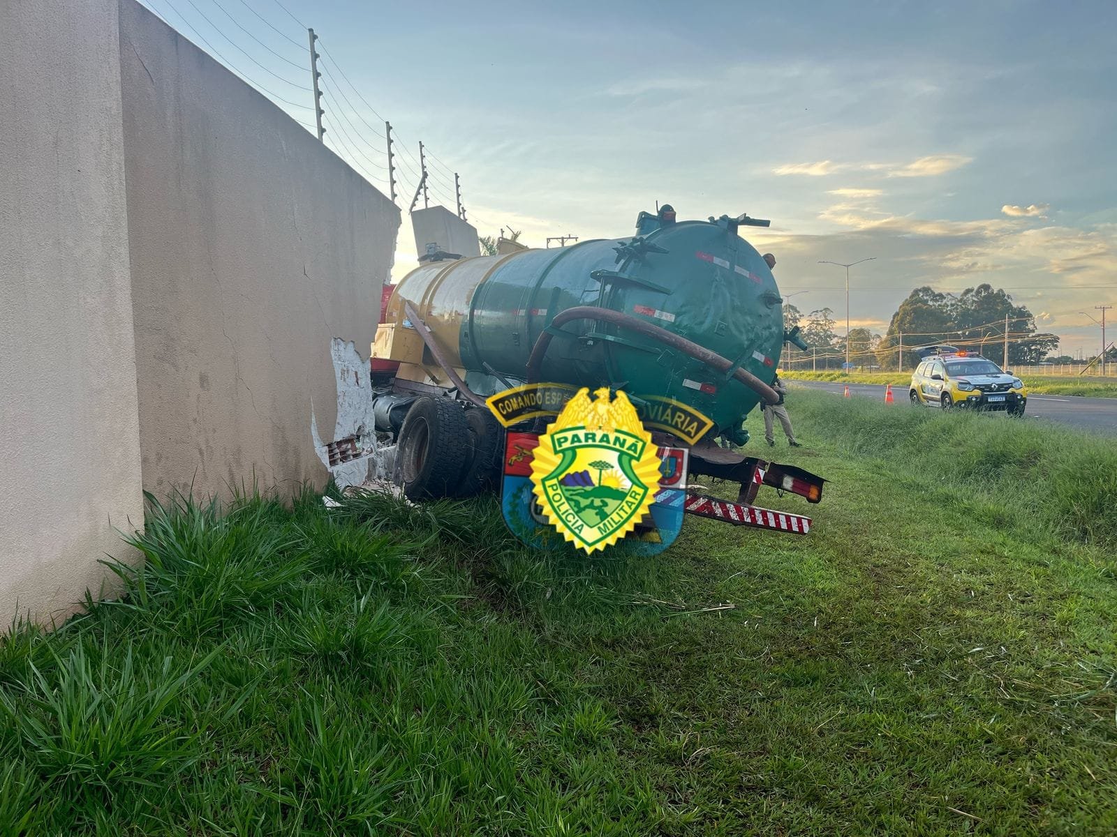 Acidente na PR-236: Caminhão Colide Contra Muro de Chácara