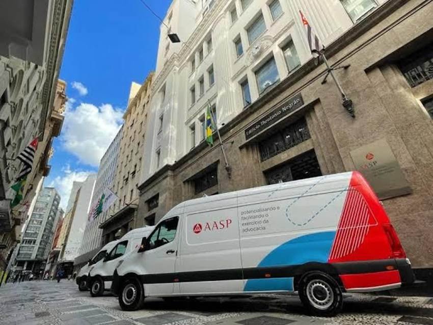 Unidade Móvel da AASP leva serviços gratuitos aos advogados de Maringá, no Paraná