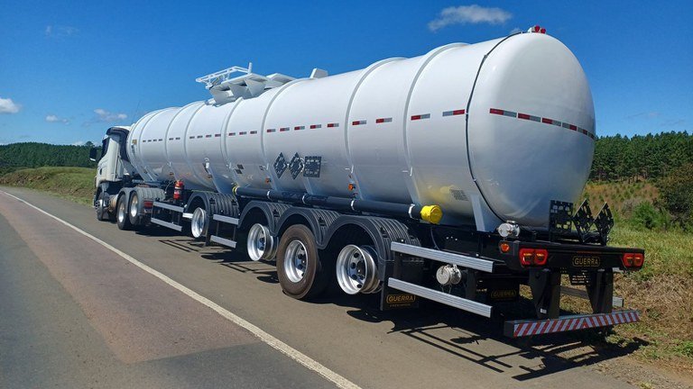 Economia de pneu? Carreta sem 13 pneus é flagrada pela PRF a caminho do Paraná