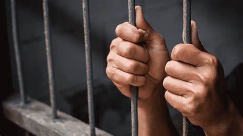 Homem é preso por torturar e manter companheira em cárcere privado