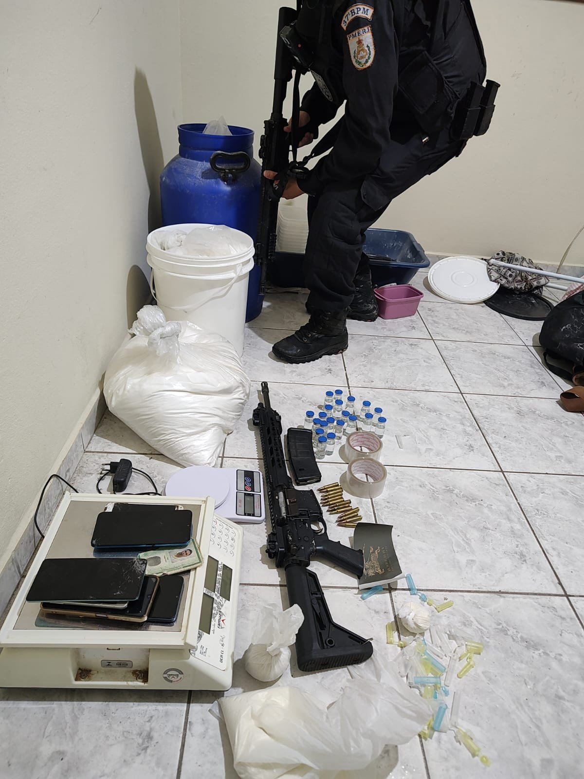 POLÍCIA MILITAR PRENDE QUÍMICO DO CRIME ORGANIZADO EM PORTO REAL, NO SUL FLUMINENSE