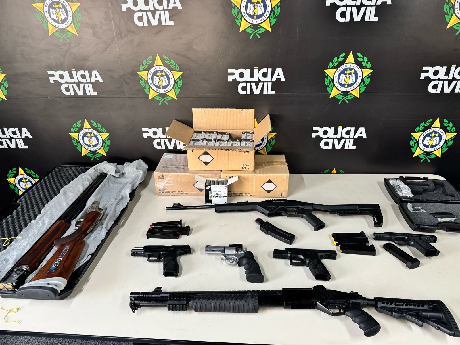 Polícia Civil apreende armas e prende homem que fornecia armamento para o crime organizado em Campos