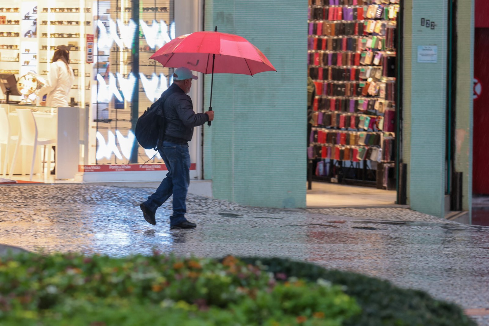 Paraná registra raios e granizo: chuva diminui na sexta, mas ganha força no fim de semana