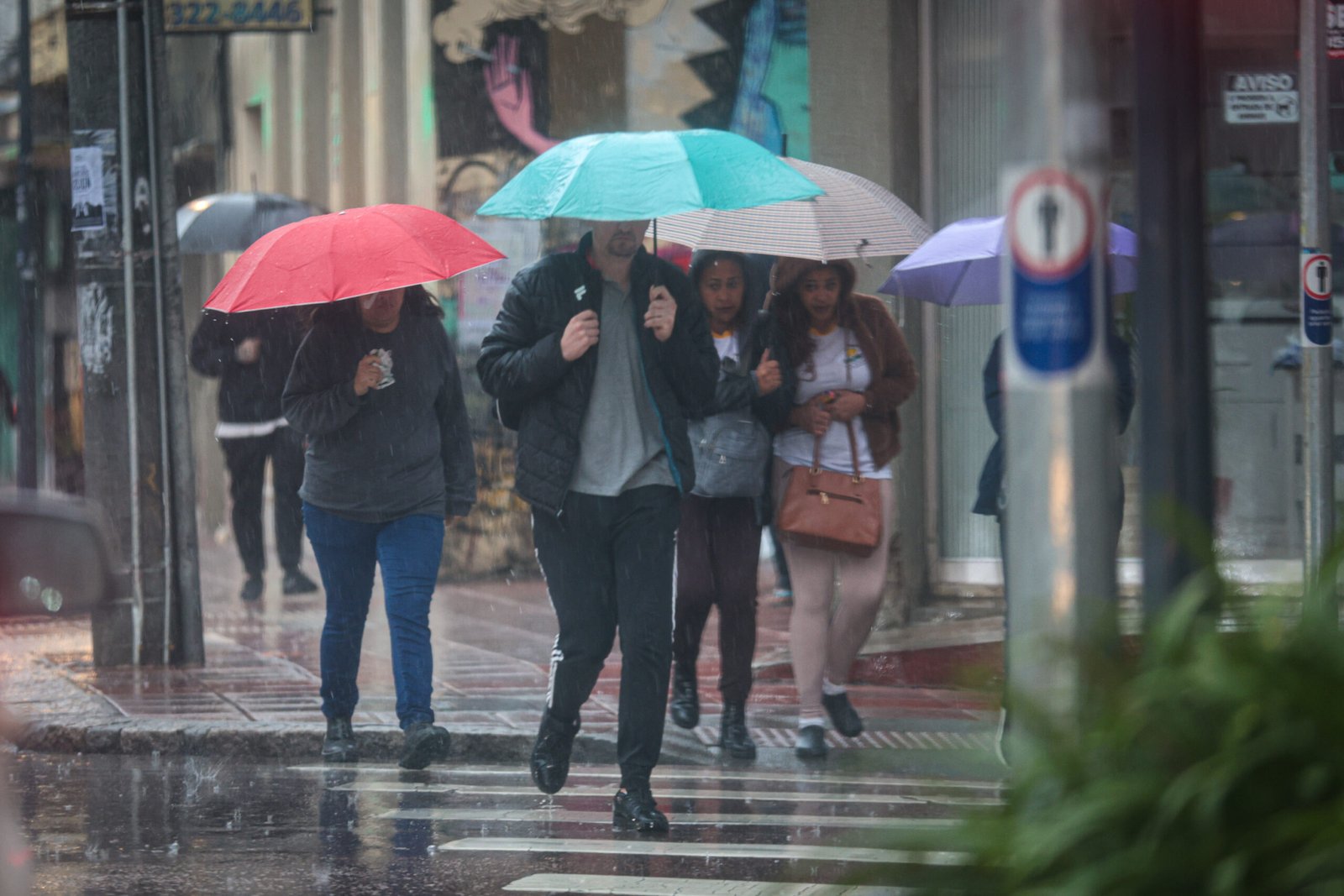 Paraná registra raios e granizo: chuva diminui na sexta, mas ganha força no fim de semana